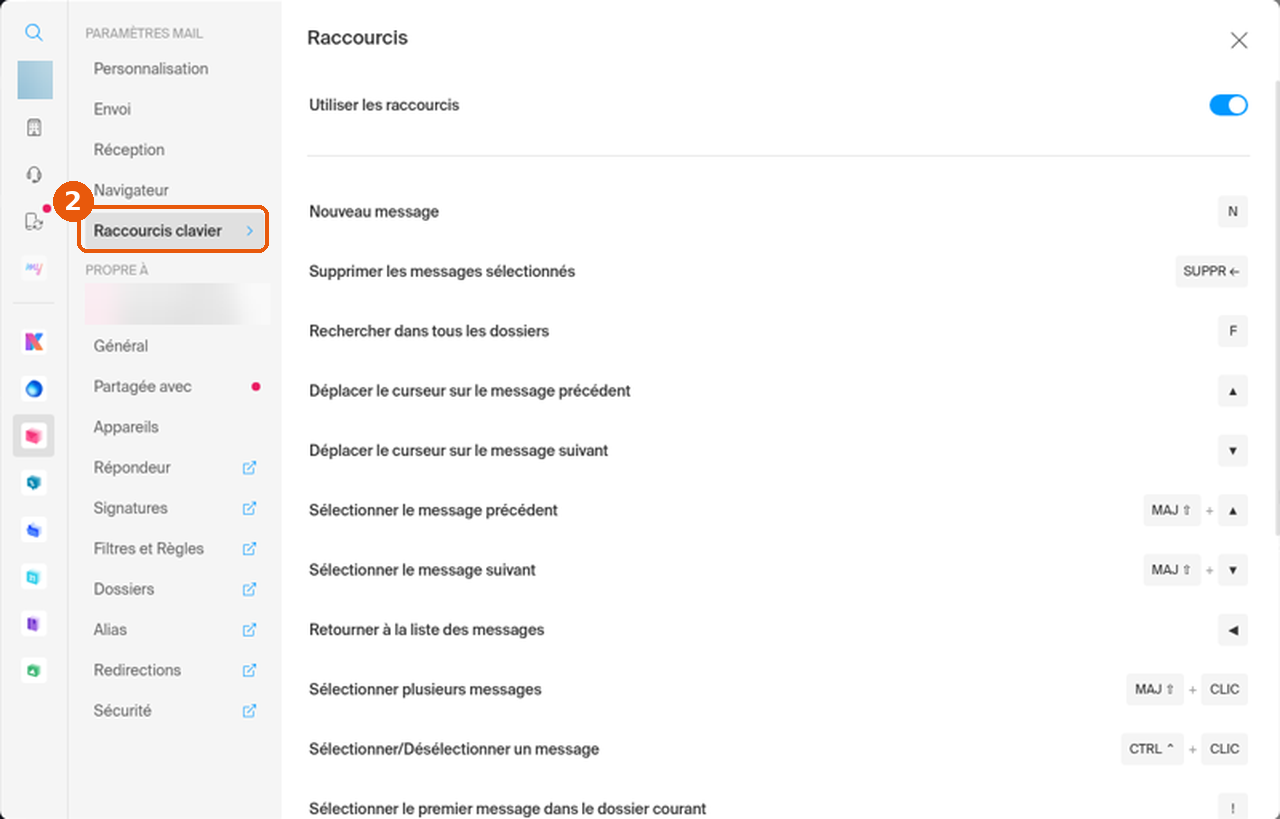 Paramètres Mail : entrée Raccourcis clavier encadrée (2), page Raccourcis ouverte à droite, adresse et avatar floutés